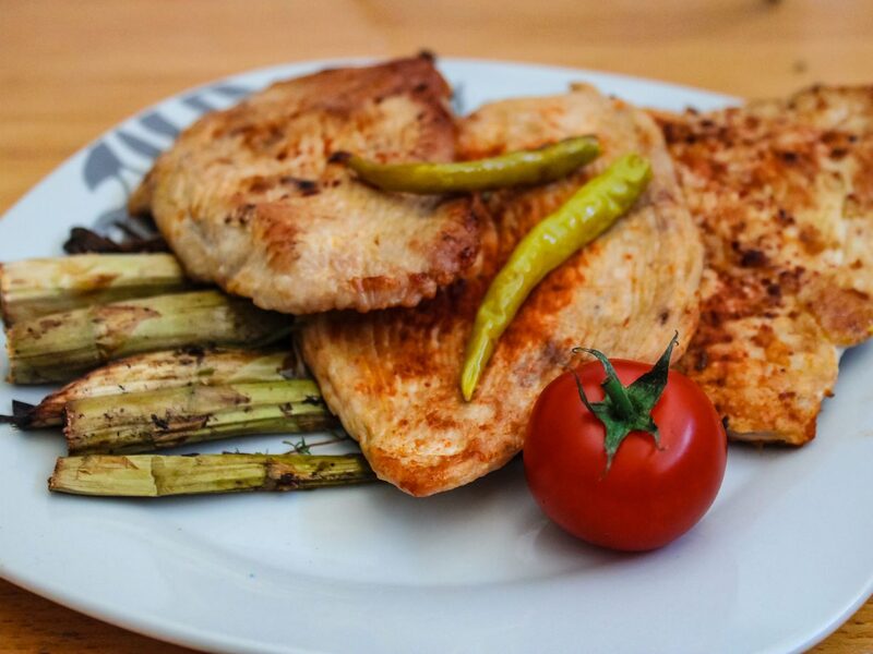 Grilled chicken with asparagus and tomato